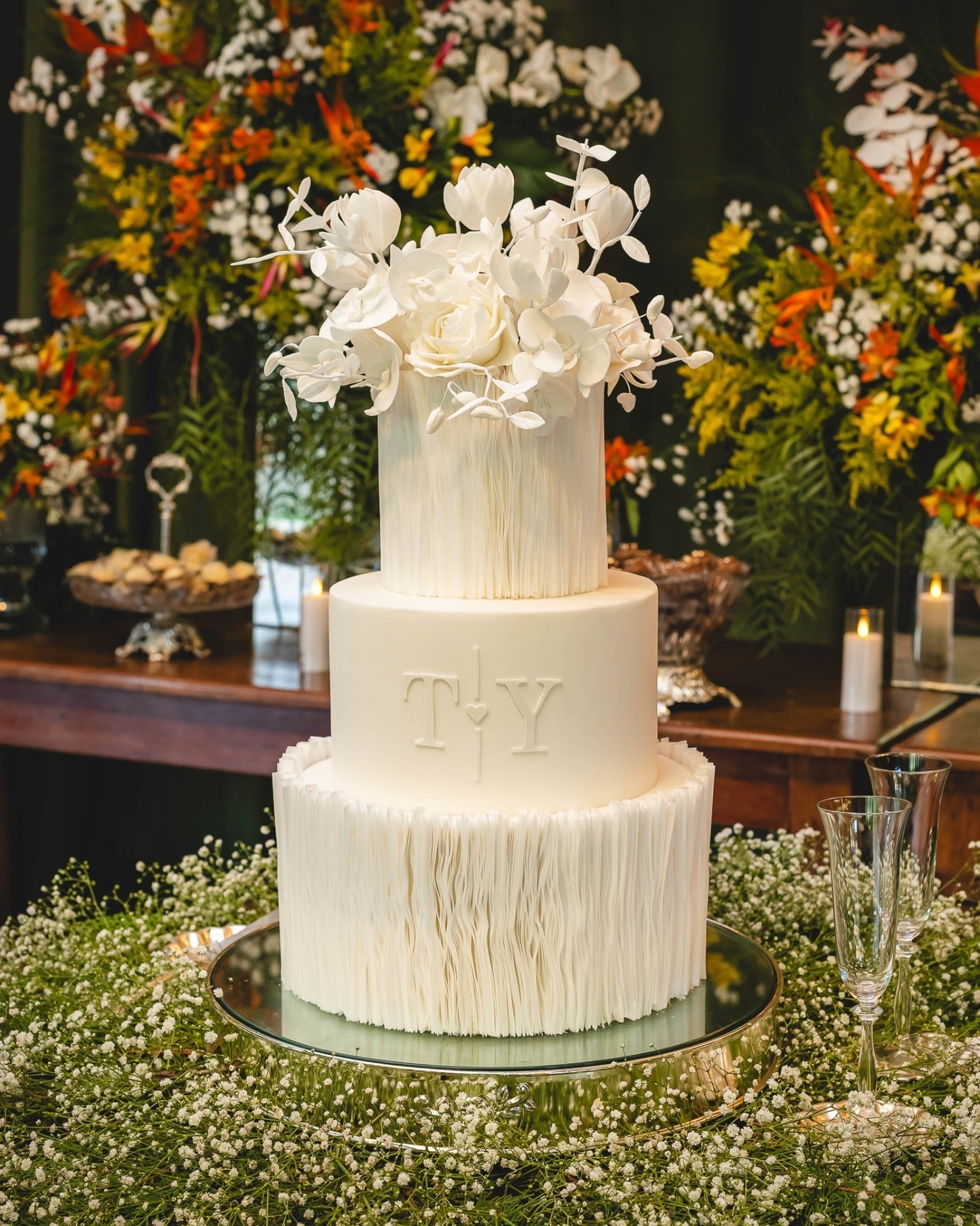 Bolo de casamento três andares com folha de ouro